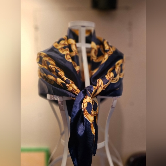 Gold Chain Pattern Scarf - Picture 2 of 10